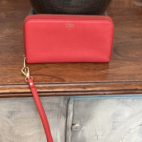 Fossil Vibrant Red cow hide Leather zip around Wristlet/wallet - Picture 16 of 16